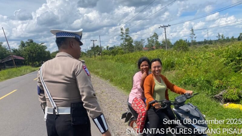 Agar Masyarakat Tertib, Dalam Berlalu Lintas, Satlantas Polres Pulang Pisau Berikan Pembinaan Kepada Pengendara Yang Tidak Memakai Helm