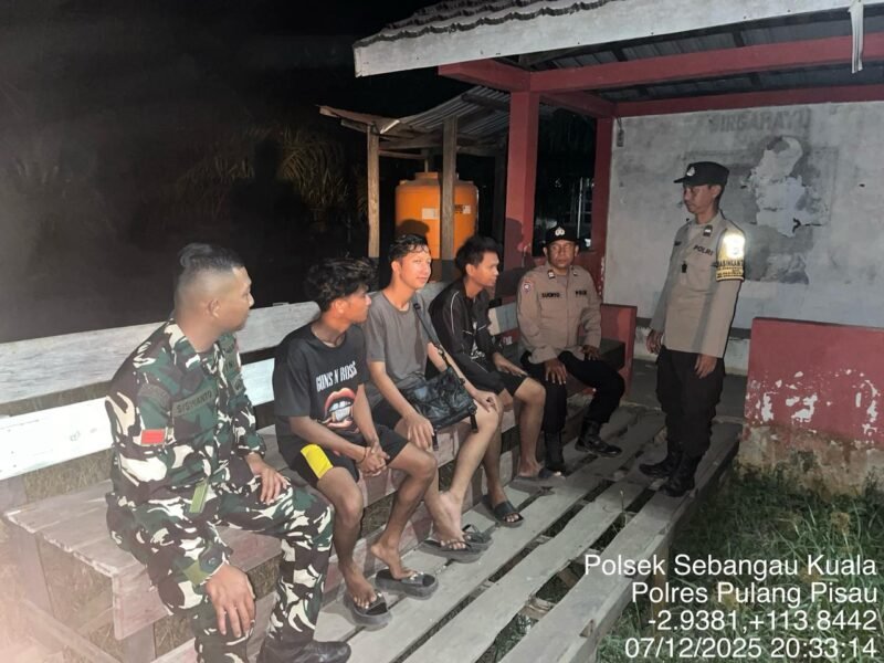 Bhabinkamtibmas sambang Pos Kamling dan memberikan himbauan kamtibmas petugas jaga.