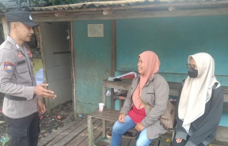 Personil Bhabinkamtibmas Polsek Sebangau Kuala aktif sambangi masyarakat di Desa Sebangau Permai dan memberikan himbauan dan pesan kamtibmas