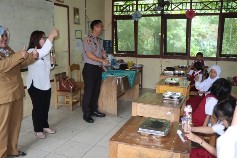 Pelajar Pulang Pisau Tersenyum! Polres Gelar 'Running Distribusi' Makan Bergizi Gratis, Ada Puisi Terima Kasih dari Murid