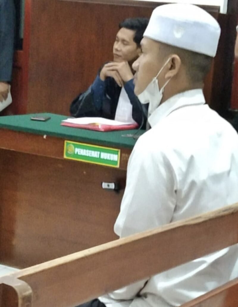 TargetNews.ID/Foto/Ketua Majelis Hakim Agus Cakra Nugraha menjatuhkan hukuman terhadap Mantan Ketua Organisasi Masyarakat Muhammad Rosuli 5 tahun penjara dan denda Rp 60 Juta bila tidak dibayar diganti 6 bulan kurungan, Putusan Ketua Majelis Hakim Agus Cakra Nugraha sama dengan tuntutan Jaksa Penuntut Umum Agus Wihananto dari Kejaksaan Tinggi Jawa Timur,