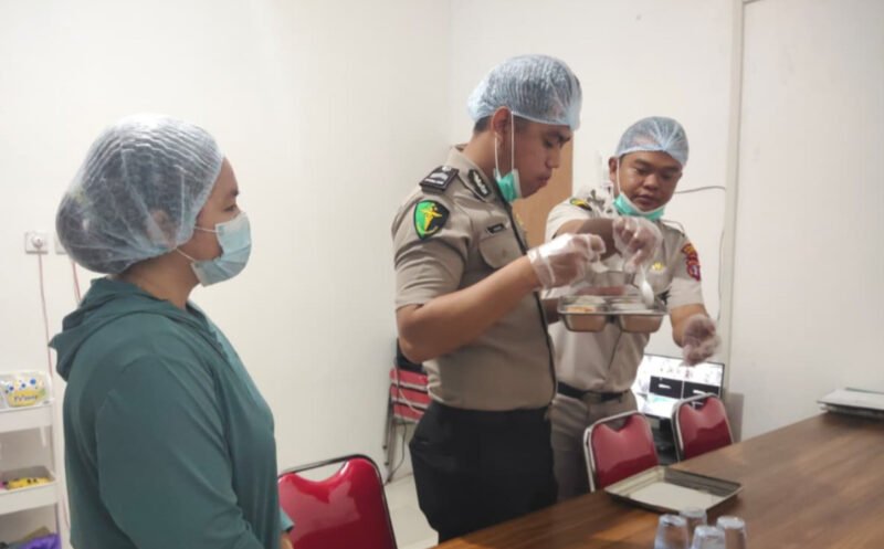 Pastikan Makanan Aman, Si Dokkes Polres Pulang Pisau Lakukan Uji Organoleptik di Dapur MBG