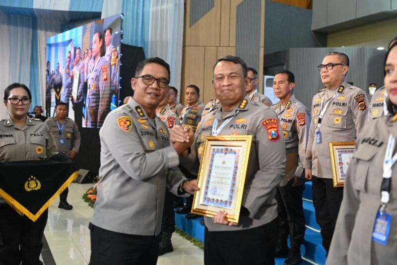 TargetNews.ID/Istimewah/Biro Logistik (Rolog) Polda Jawa Timur (Jatim) meraih Dua penghargaan dari Asisten Logistik (Aslog) Kapolri, Kategori Pemanfaatan Barang Milik Negara ( BMN) dan Laporan BMN terbaik.
