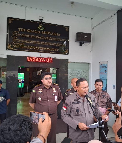 TargetNews.id/Foto/Kepala Kejaksaan Negeri Tanjung Perak, Darwis Burhansyah, S.H., M.H., menyampaikan press release resmi pada Peringatan Hari Anti Korupsi Sedunia (HAKORDIA) 2025 terkait capaian kinerja penanganan perkara melalui Bidang Tindak Pidana Khusus sepanjang tahun 2025,
