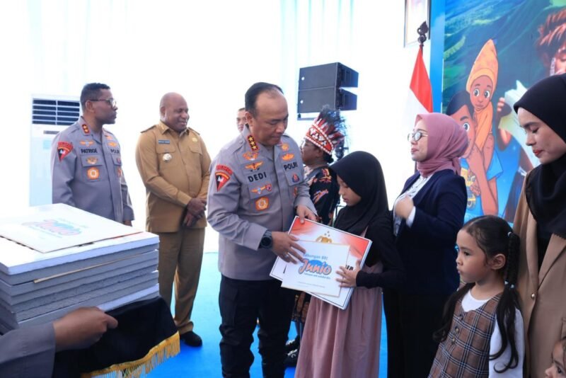 TargetNews.ID/Istimewah/Kepolisian Negara Republik Indonesia kembali menunjukkan komitmen kuat terhadap keluarga korban tindak kekerasan Kelompok Kriminal Bersenjata (KKB) di Papua. Melalui Wakapolri Komjen Pol Prof. Dr. Dedi Prasetyo, Polri menyerahkan bantuan tabungan pendidikan sebesar Rp45 juta untuk masing-masing anak yang kehilangan orang tua akibat aksi brutal KKB, Selasa (9/12).