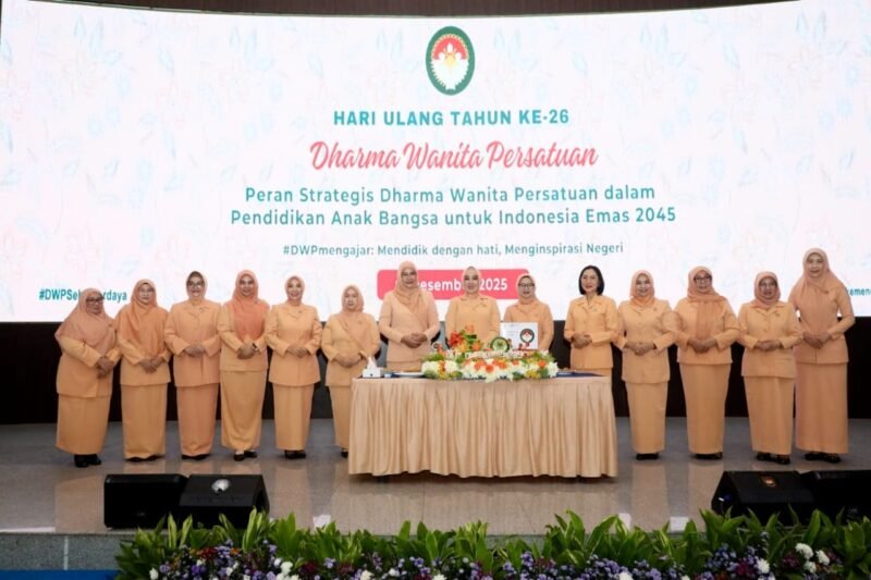 TargetNews.ID/Istimewah/Penasihat Ketua Dharma Wanita Persatuan (DWP) Kementerian Dalam Negeri (Kemendagri) Tri Tito Karnavian menegaskan bahwa kualitas manusia Indonesia berawal dari rumah tangga. Karena itu, anggota DWP perlu membangun fondasi keluarga yang harmonis sebagai dasar untuk berkontribusi lebih luas dalam organisasi maupun masyarakat, baik sebagai istri Aparatur Sipil Negara (ASN), ibu, maupun perempuan karier