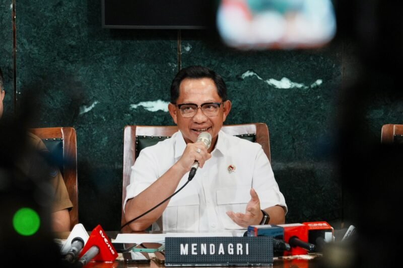 TargetNews.ID/Foto/Kementerian Dalam Negeri (Kemendagri) menjatuhkan sanksi tegas berupa pemberhentian sementara, selama tiga bulan, kepada Bupati Aceh Selatan Mirwan MS karena melakukan perjalanan umrah tanpa izin saat daerahnya berstatus tanggap darurat bencana. Pemeriksaan Inspektorat Jenderal (Itjen) Kemendagri menyimpulkan bahwa Mirwan melanggar Pasal 76 ayat (1) huruf i Undang-Undang (UU) Nomor 23 Tahun 2014 tentang Pemerintahan Daerah