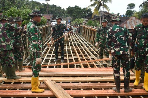 TargetNews.ID/Istimewah/Satgas Yonzipur I/DD terus mengerjakan pemasangan jembatan Bailey di Desa Garoga, yang menjadi penghubung antara Kabupaten Tapanuli Tengah (Tapteng) dan Tapanuli Selatan (Tapsel), Senin (8/12/2025). Jembatan ini dipasang untuk menggantikan akses utama yang terputus akibat bencana beberapa waktu lalu.