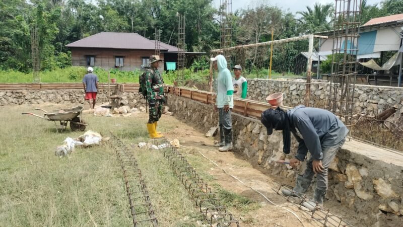 Babinsa Bergerak: Pendampingan Pembangunan KDKMP di Desa Halangan Semakin Maksimal
