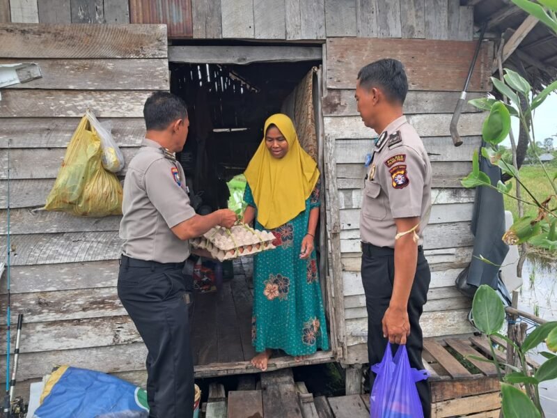 Peduli Masyarakat.. Satbinmas Polres Pulang Pisau Bagikan Sembako kepada Warga Kurang Mampu