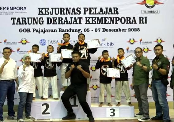 TargetNews.id/Foto/Selasa 09 Des 2025 Empat atlet Keluarga Olahraga Tarung Derajat (Kodrat) Sidoarjo berhasil membawa pulang medali Kejurnas Pelajar Tarung Derajat Kemenpora RI 2025 di Bandung kemarin. Atlet pelajar Tarung Derajat Sidoarjo tersebut berhasil menggondol medali emas, perak dan perunggu. Empat orang atlet pelajar Sidoarjo itu berlaga mewakili kontingen Tarung Derajat Jawa Timur.