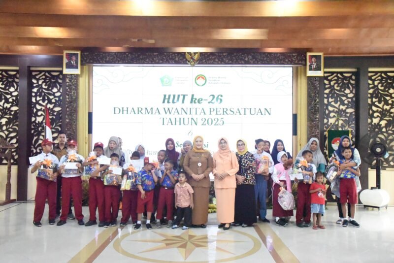 TargetNews.id/Foto/Selasa 09 Des 2025 Dharma Wanita Persatuan (DWP) menapaki usia ke-26 pada tahun 2025. Dharma Wanita Persatuan Kabupaten Sidoarjo memperingati hari jadinya dengan menggelar kegiatan santunan bagi anak berkebutuhan khusus. Resepsi peringatan Hari Ulang Tahun (HUT) ke-26 tersebut dilaksanakan oleh DWP Kabupaten Sidoarjo di Pendopo Delta Wibawa, Selasa (9/12), sekaligus menjadi puncak rangkaian peringatan HUT ke-26 DWP di Kabupaten Sidoarjo tahun ini.