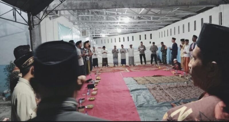 TargetNews.ID/Foto/Program dari Presiden Republik Indonesia, Prabowo Subianto tentang pemenuhan gizi terhadap anak-anak di bumi Pertiwi maka pada malam ini sekitar jam 18.30 wib Kapolsek Sampang Kota AKP M. Mughni, S.Pd dan juga Danramil 0828/1 Sampang Kapten Inf. Hery Prasetya melaunching SPPG (Satuan Pelayanan Pemenuhan Gizi) di Perumahan Green Kusuma Jalan Kusuma Bangsa, Desa Tanggumong Kecamatan/Kabupaten Sampang. Sabtu malam (06/12/2025).