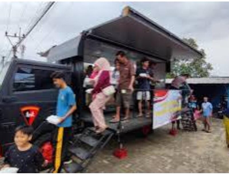 TargetNews.ID/Foto/Untuk mempercepat penanganan, Polri telah mendirikan 105 posko tanggap bencana yang tersebar di tiga provinsi: – 35 posko di Polda Aceh – 19 posko di Polda Sumut – 37 posko di Polda Sumbar Selain itu, Polri juga mendistribusikan 87 unit jaringan internet darurat untuk memastikan komunikasi tak terputus di titik-titik kritis.