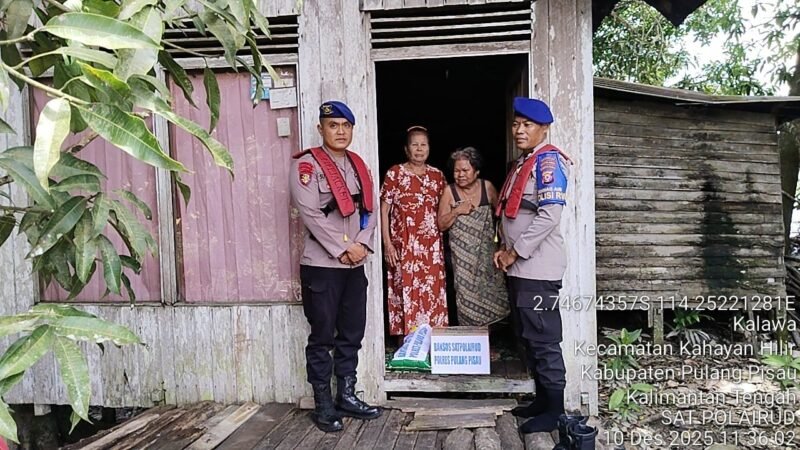 Polri Peduli, Satpolairud Polres Pulang Pisau Bagikan Paket Sembako di Wilayah Pesisir Kahayan