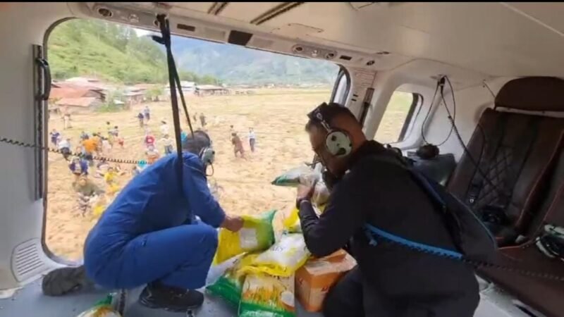 TargetNews.ID/Foto/Ditengah sepinya lereng pegunungan dan lebatnya hutan, sebuah misi kemanusiaan terus berjalan tanpa kenal lelah. Helikopter patroli P-3303 berhasil menuntaskan sortie 1 pengiriman logistik penting di Gelepulo, Bintang, Aceh Tengah, Aceh, menjangkau masyarakat yang terdampak dan terisolasi.