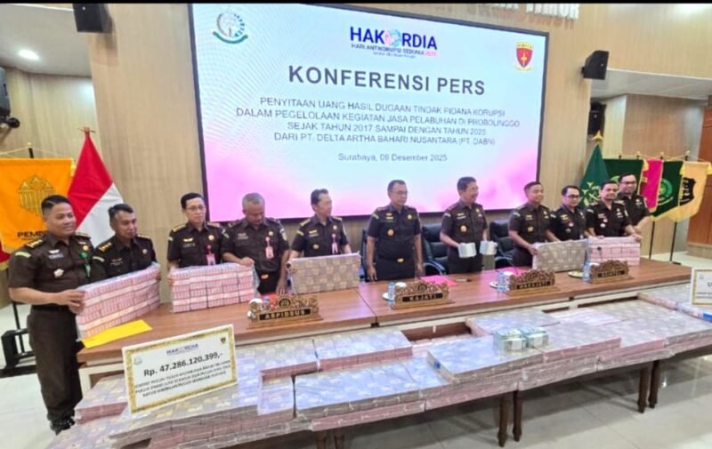 TargetNews.ID/Foto/Peringatan Hari Anti Korupsi Sedunia (Hakordia) 2025, Selasa (9/12/2025), menjadi ruang refleksi bagi Kejaksaan Negeri (Kejari) Tanjung Perak untuk menyampaikan capaian sekaligus meneguhkan tekad dalam menjaga kepercayaan masyarakat. Di hadapan publik, Kepala Kejari Tanjung Perak, Darwis Burhansyah, S.H., M.H.,