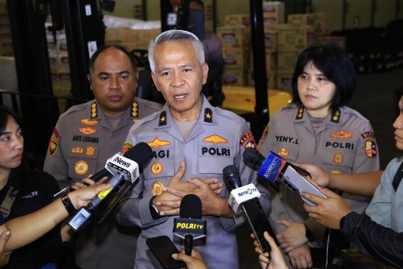 TargetNews.ID/Foto/Hal ini disampaikan Karo Faskon Slog Polri, Brigjen Pol. Moch Sagi Dharma Adhyakta, S.H., saat memberikan keterangan di Gudang D Slog Polri Cipinang, Jakarta Timur pada Rabu (10/12). Brigjen Sagi menjelaskan bahwa seluruh bantuan dihimpun dari gudang logistik Polri berdasarkan laporan kebutuhan dari masing-masing wilayah