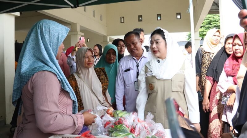 TargetNews.id/Foto/Pemerintah Kabupaten Brebes melalui Dinas Ketahanan Pangan menggelar Gerakan Pangan Murah (GPM) dalam rangka menyambut Hari Besar Keagamaan Nasional (HBKN) Natal dan Tahun baru (Nataru). GPM dibuka oleh Bupati Brebes Hj Paramitha Widya Kusuma SE M.M, disambut antusias ratusan warga, mengingat harga bahan pokok akan naik menjelang akhir tahun, di Balai Desa Padasugih, Kecamatan Brebes, Rabu (10/12/2025).