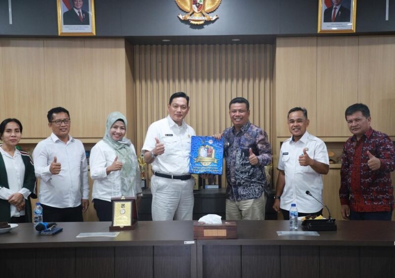 TargetNews.ID/Foto/Wakil Bupati Tanjung Jabung Barat (Tanjab Barat), Dr. H. Katamso, SA, S.E., M.E., melaksanakan audiensi dengan Direktorat Jenderal Pengendalian dan Penertiban Tanah dan Ruang (Ditjen PPTR) Kementerian Agraria dan Tata Ruang/Badan Pertanahan Nasional (ATR/BPN), Rabu (10/12/2025). Pertemuan ini digelar untuk membahas penguatan penataan ruang sebagai landasan utama dalam menciptakan kepastian investasi di Kabupaten Tanjung Jabung Barat.