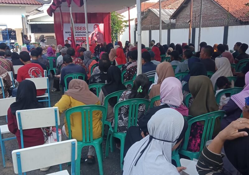 TargetNews.ID/Foto/Warga masyarakat Kecamatan Tegal Timur Kota Tegal, terutama di dua RW yakni di RW.09 dan 10 Kelurahan Panggung antusias menghadiri acara Reses Anggota DPRD Kota Tegal dari Fraksi PDIP, Hj. Ratna S.Pt di jalan Irian pada Minggu (07/12/2025).