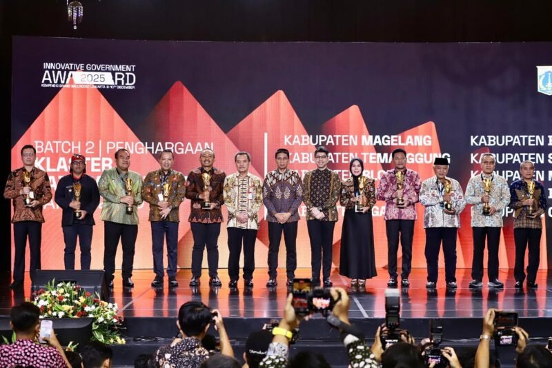 TargetNews.ID/Foto/Kabupaten Sidoarjo kembali dinobatkan sebagai Kabupaten Terinovatif pada Innovative Government Award (IGA) 2025. Penghargaan itu diraih berkat rangkaian inovasi pelayanan publik yang terus dikembangkan oleh Pemkab Sidoarjo.