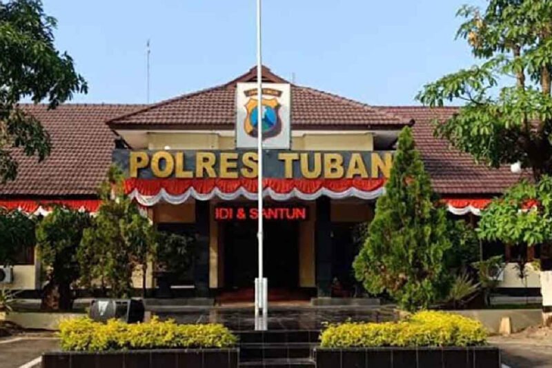 TargetNews.ID/Foto/Kapolres sebelumnya resmi dicopot pada 8 Desember, tongkat komando kini diserahkan kepada Kombes Pol Agung sebagai Pelaksana Tugas (PLT) Kapolres Tuban. Pergantian mendadak ini memantik beragam harapan dari masyarakat, termasuk dari kalangan media.