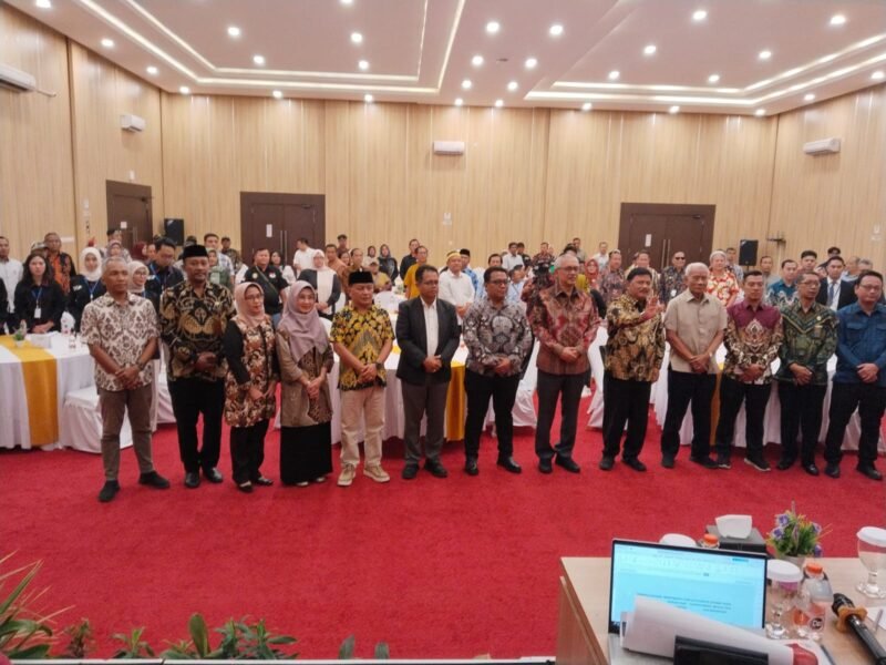TargetNews.ID/Foto/Seminar ini menghadirkan Bupati Nganjuk, dr. drs. H. Marhaen Djumadi, S.E., S.H., M.M., M.B.A, sebagai Keynote Speaker Utama. Dalam paparannya, Bupati