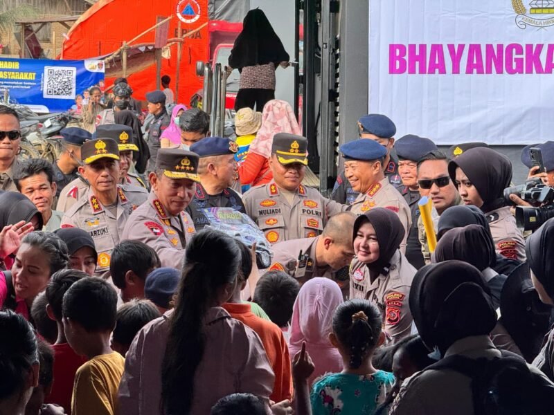 TargetNews.ID/Istimewah/Kapolri Jenderal Listyo Sigit Prabowo meninjau posko pengungsian bencana alam di wilayah Aceh Tamiang, Kamis (11/12/2025). Dalam kesempatan itu, Sigit menyalurkan bantuan untuk masyarakat