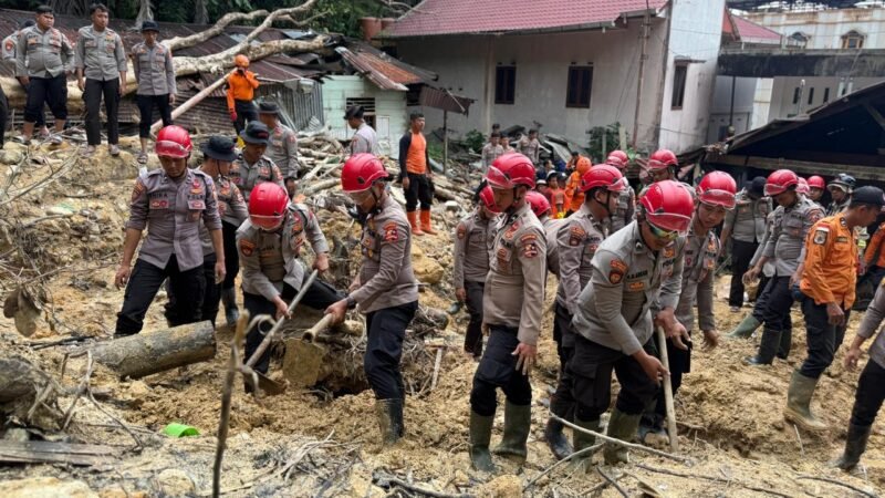 TargetNews.ID/Istimewah/Korsabhara Baharkam Polri menerjunkan 100 personel Detasemen Perintis dalam rangkaian BKO Operasi Aman Nusa II Penanganan Bencana Alam. Operasi ini berpusat di wilayah hukum Polres Sibolga Polda Sumut dengan fokus utama pada kegiatan pengamanan lokasi terdampak bencana dan evakuasi korban longsor