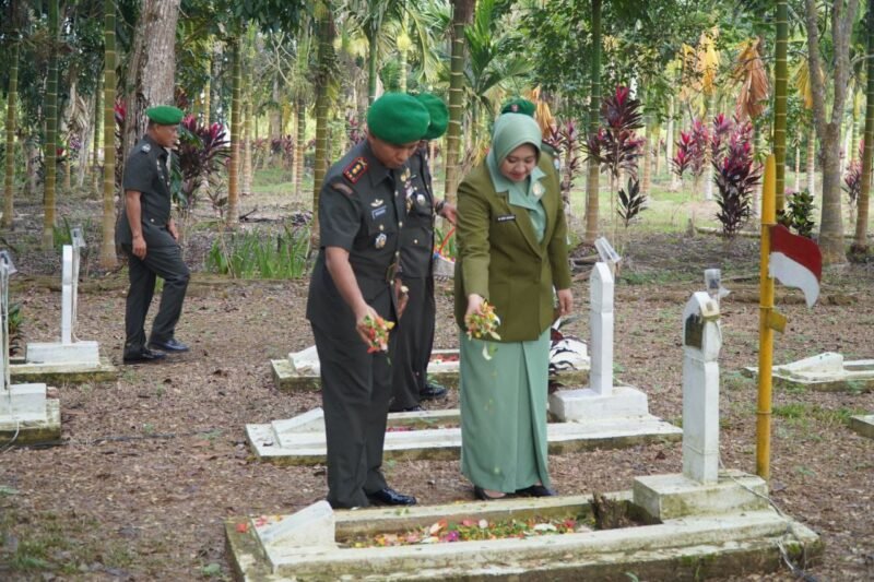 TargetNews.ID/Foto/Kodim 1208/Sambas Gelar Ziarah Rombongan dan Tabur Bunga di TMP Sambas Jelang Hari Juang TNI AD