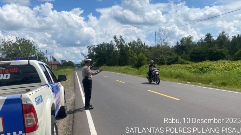 SATLANTAS POLRES PULANG PISAU LAKSANAKAN PATROLI DAN TEMPATI STRONG POINT DI LOKASI RAWAN LAKA LANTAS