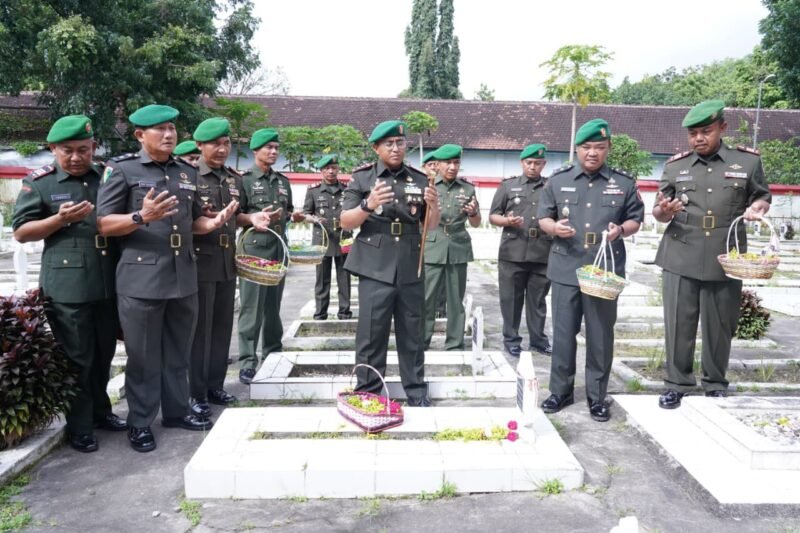 Momentum Hari Juang Kartika, Kodim 0808/Blitar Melaksanakan Ziarah Rombongan Di TMP Raden Widjaja