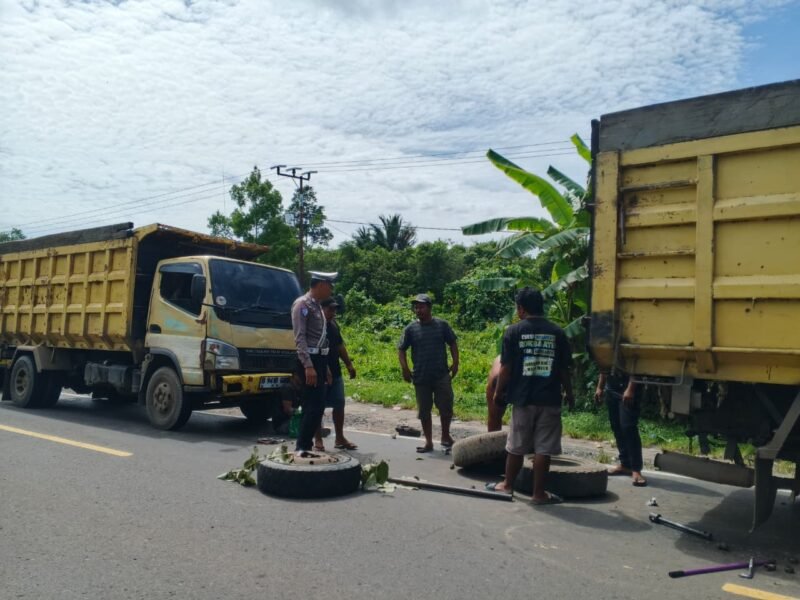 Polantas Pulang Pisau Bantu Sopir Truk Alami Ban Bocor