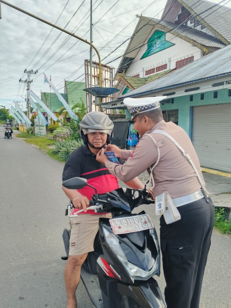 Satlantas Polres Pulang Pisau Ingatkan Pengendara Selalu Klik Helm Untuk Keselamatan