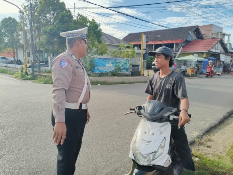 Sat Lantas Polres Pulang Pisau Berikan Teguran Kepada Pengendara Tidak Pakai Helm