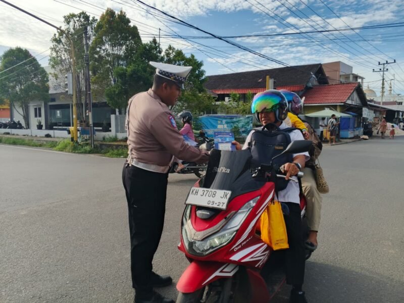 Satlantas Polres Pulang Pisau Bagikan Brosur Dan Stiker Himbauan Keselamatan Berkendara Kepada Pengendara