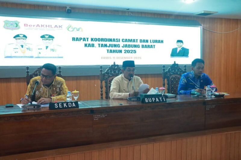 TargetNews.ID/Foto/Bupati Tanjung Jabung Barat (Tanjab Barat), Drs. H. Anwar Sadat, M.Ag., menekankan pentingnya peran camat dan lurah sebagai ujung tombak pelayanan publik dalam Rapat Koordinasi (Rakor) Camat dan Lurah se-Kabupaten Tanjung Jabung Barat yang digelar di Ruang Pola Utama Kantor Bupati, Kamis (11/12/2025).