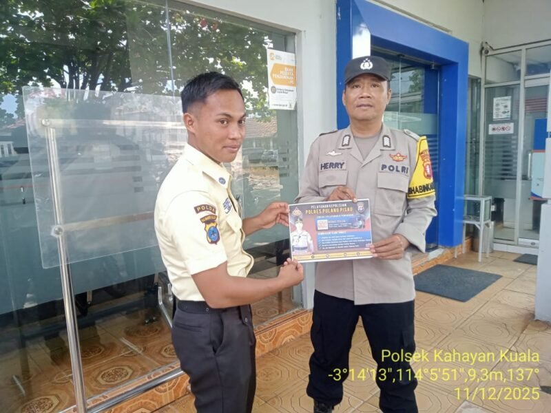 Personel Polsek Kahayan Kuala mensosialisasikan layanan aduan Calcenter 110 guna meminimalisir angka kejahatan dan juga memudahkan masyarakat dalam penyampaian pengaduan