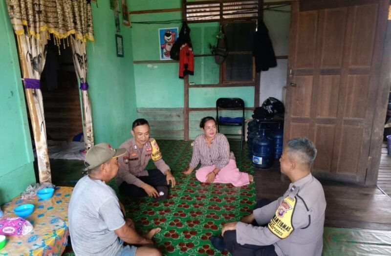 Personil Bhabinkamtibmas Polsek Sebangau Kuala aktif sambangi masyarakat di Desa Sebangau Permai dan memberikan himbauan dan pesan kamtibmas