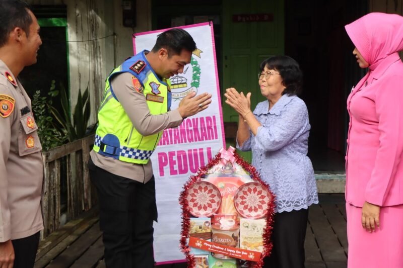 Gelar Patroli Kamtibmas, Kapolres Pulang Pisau Sisipkan Kunjungan dan Beri Bingkisan Natal untuk Warakawuri dan Purnawirawan Polri