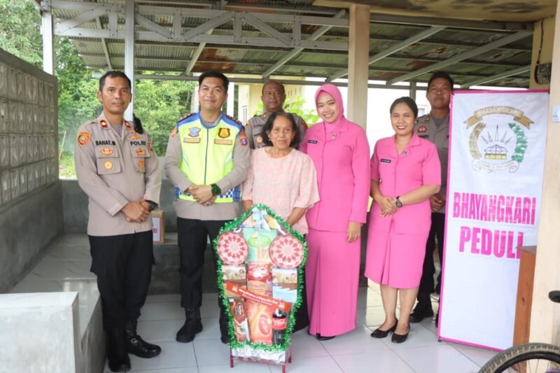 Kepedulian Kapolres Pulang Pisau: Warakawuri dan Purnawirawan Dapat Bingkisan Natal Saat Patroli Kamtibmas