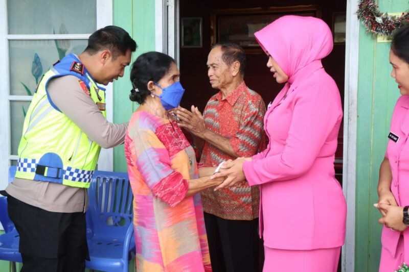 Peduli Purnawirawan dan Warakawuri, Kapolres Pulang Pisau Hadirkan Kasih Natal di Tengah Patroli Kamtibmas