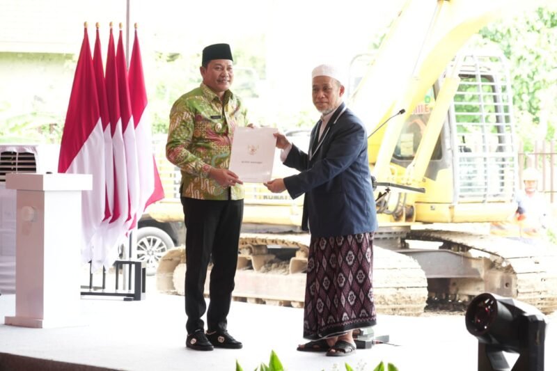 TargetNews.ID/Foto/Pembangunan ulang Pondok Pesantren (Ponpes) Al Khoziny Sidoarjo resmi dimulai. Tahapan groundbreaking dilakukan langsung oleh Menteri Koordinator Bidang Pemberdayaan Masyarakat (Menko PM) Muhaimin Iskandar, Kamis (11/12/2025).