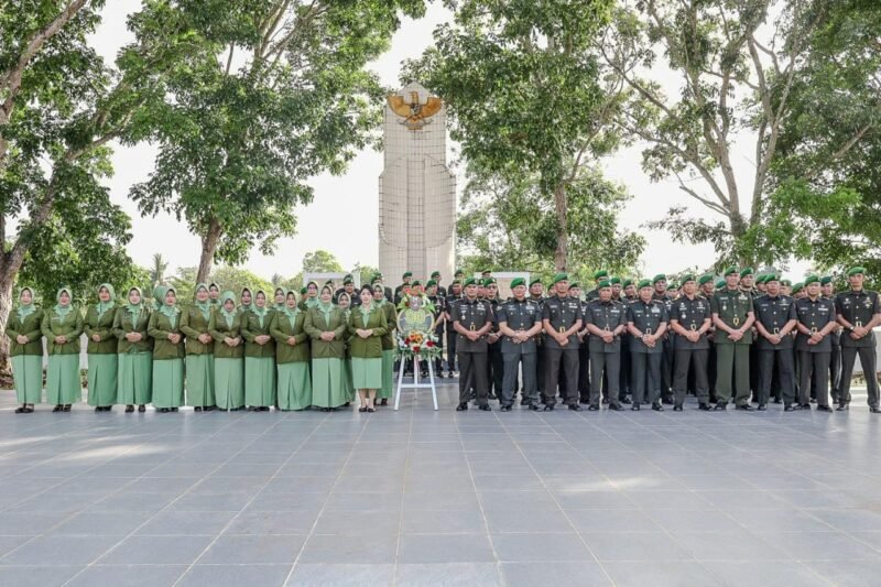 Kodim 1009/Tanah Laut Melaksanakan Ziarah Rombongan Di Taman Makam Bumi Tuntung Pandang