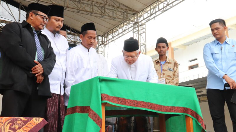 TargetNews.ID/Foto/Pelantikan di lakukan KH Ma'ruf Amin didampingi Sekda Brebes Dr. Tahroni M.Pd, di Pondok Pesantren At-Taqwa, Kecamatan Ketanggungan, Kabupaten Brebes, Kamis (11/12/2025).