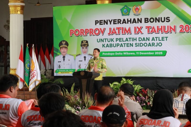 TargetNews.ID/Foto/Pemerintah Kabupaten Sidoarjo resmi menyerahkan bonus kepada atlet, pelatih, dan official yang meraih prestasi pada Pekan Olahraga Provinsi (Porprov) Jawa Timur IX Tahun 2025. Penyerahan penghargaan secara simbolis tersebut berlangsung pada 11 Desember 2025 di Pendopo Delta Wibawa sebagai bentuk komitmen pemerintah daerah dalam memperkuat pembinaan olahraga.