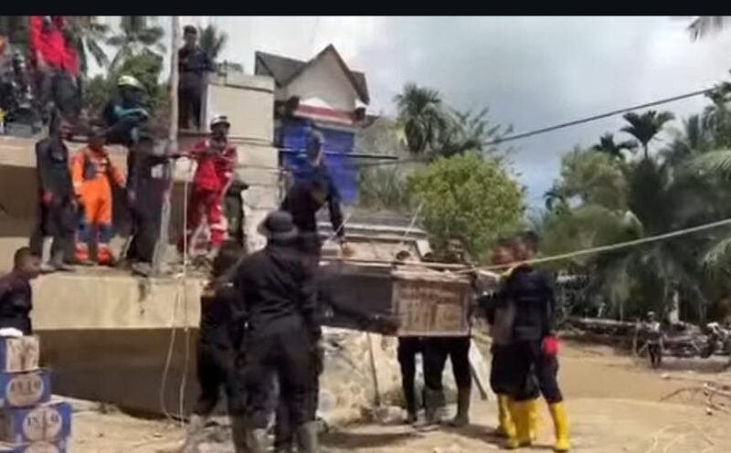 TargetNews.ID/Foto/Upaya penanganan bencana banjir dan tanah longsor di beberapa wilayah Sumatera terus ditingkatkan, melibatkan personel kepolisian, baik dari mabes polri hingga Polda dan polsek