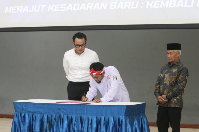 TargetNews.ID/Foto/Untuk pertama kalinya dalam sejarah upaya deradikalisasi di Indonesia, tujuh faksi kelompok Negara Islam Indonesia (NII) di wilayah Jawa Barat secara serentak melaksanakan Cabut Baiat Massal dan Deklarasi Setia kepada Negara Kesatuan Republik Indonesia (NKRI). Kegiatan ini berlangsung khidmat di Aula Ki Hajar Dewantara, Dinas Pendidikan Provinsi Jawa Barat.