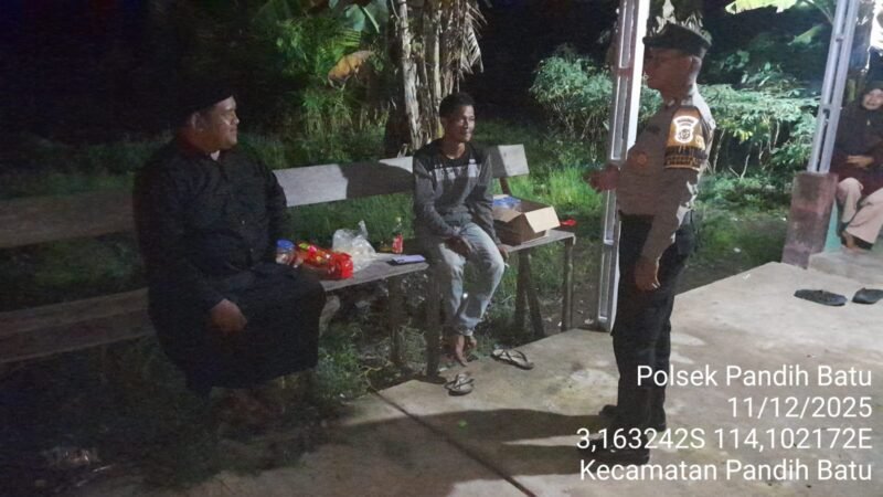 BHABINKAMTIBMAS POLSEK PANDIH BATU POLRES PULANG PISAU LAKUKAN PENGECEKAN POS KAMLING DI WILKUM POLSEK PANDIH BATU